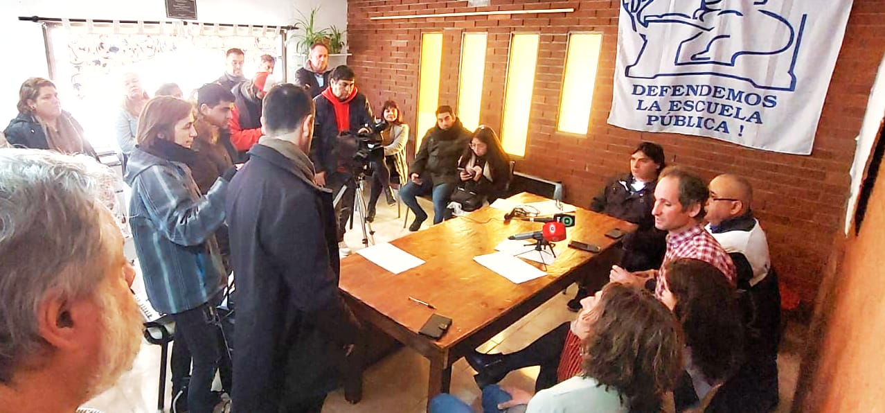 LOS SINDICATOS DOCENTES ABAJO FIRMANTES EXPRESAMOS